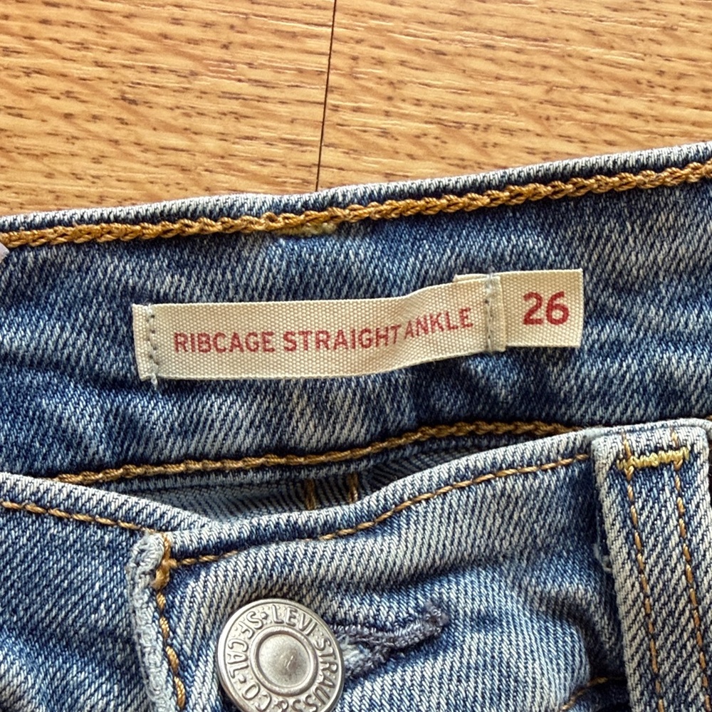 Levi's Light Blue Denim Jeans  Womens size 26 Ribcahe Straight Ankle - Picture 4 of 5